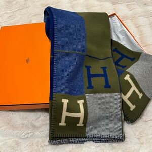 Hermes Avalon III throw blanket